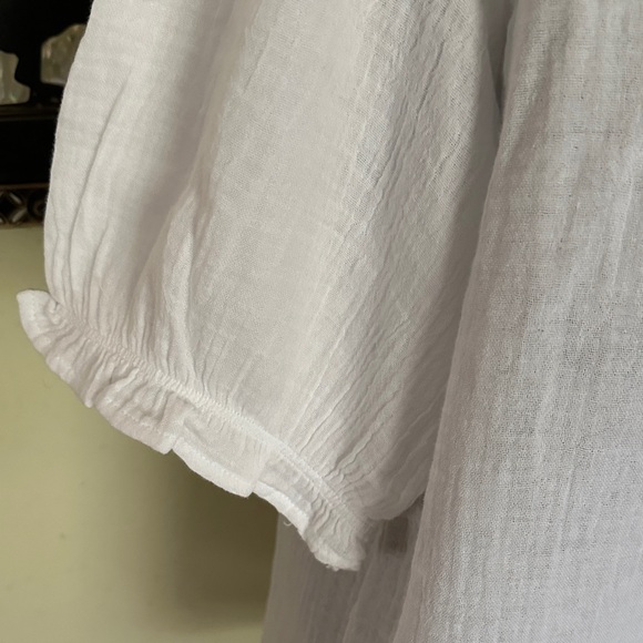 beachlunchlounge White Button-Down Women's Shirt - Picture 2 of 9